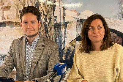 El alcalde de Aranda, Antonio Linaje, junto a la concejala de Deportes, Belén Esteban