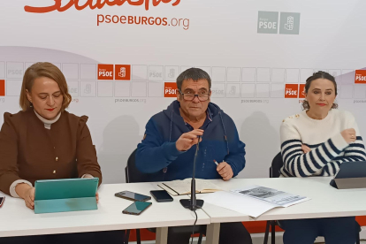 María Victoria Gil, Jesús Puente y Lorena Terreros en la sede del PSOE de Burgos.