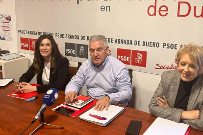 Ildefonso Sanz junto a Amparo Simón y Laura Domínguez