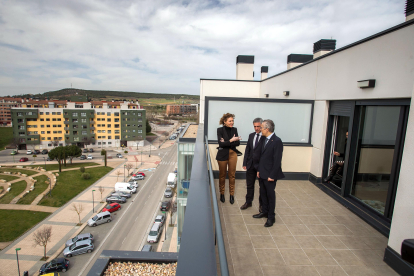 María Pardo, Rafael Barbero y Roberto Saiz en una vivienda de alquiler social de la Fundación VideBurgos.