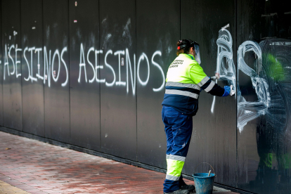 Los operarios del Ayuntamiento de Burgos proceden a eliminar las pintadas en las puertas de la grada Lateral.