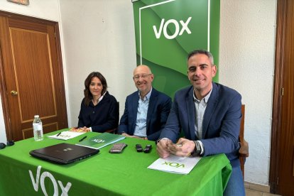 De derecha a izquierda, Sergio Chagartegui, Iñaki Sicilia y Alejandra Medina