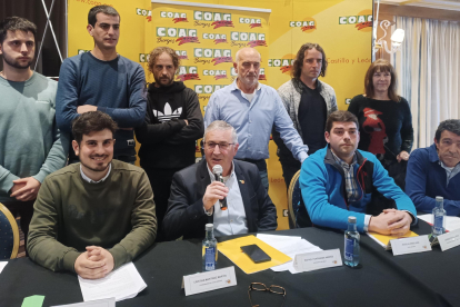 Diego Saldaña (primero por la izquierda, abajo), junto a los compañeros de la nueva directiva de COAG Burgos y Lorenzo Rivera, coordinador regional.