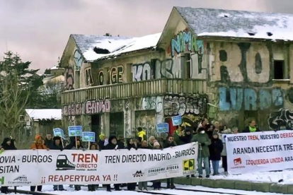 Manifestación en la estación de Robregordo-Somosierra en defensa del Tren Directo.