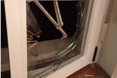 Los ladrones rompieron la persiana y una ventana para entrar al piso.
