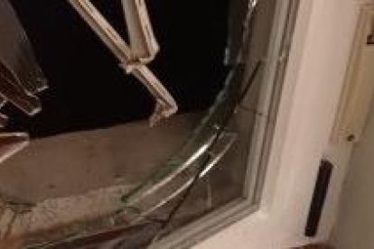 Los ladrones rompieron la persiana y una ventana para entrar al piso.