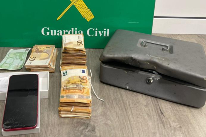 La Guardia Civil recupera una caja fuerte robada con 46.500 euros en su interior.