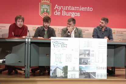 Dario Cobo y Jaime Martínez, de Gurea Arquitectura, con el concejal Juan Manuel Manso y Antonio Cámara, arquitecto de la gerencia de Urbanismo.