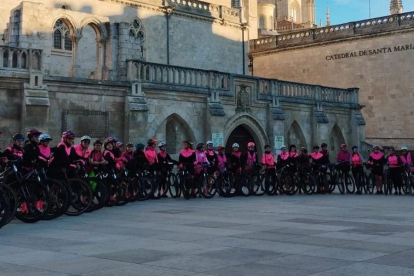 Princessbikes en la Catedral de Burgos antes de comenzar su ruta