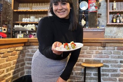 Irene Rubio posa en el bar de Terradillos de Esgueva