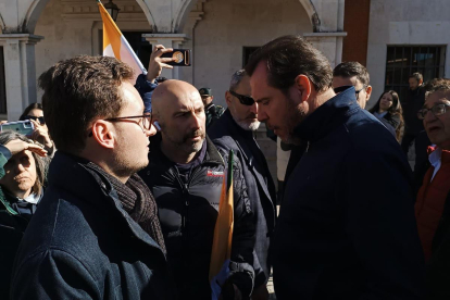 El alcalde Antonio Linaje se encontró con el ministro Óscar Puente en la celebración del Día de Castilla y León