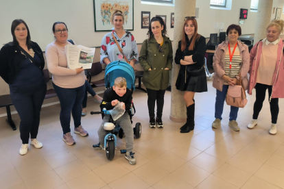 Madres de la AMPA del colegio La Charca de Miranda con las firmas recogidas a favor del nuevo centro de Educación Especial.