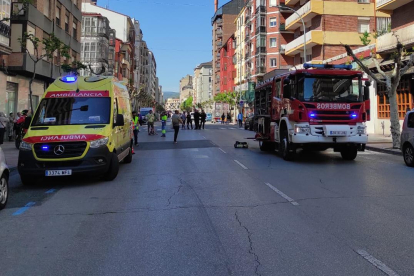 Bomberos y sanitarios tras el incendio en el restaurante La Menta de Miranda de Ebro.