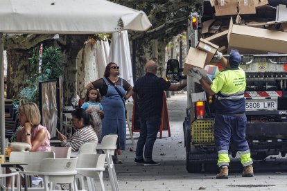 Un vehículo de Urbaser recoge cartones de la vía pública en el paseo de El Espolón.