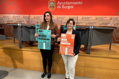 Andrea Ballesteros y Consuelo Rojo presentan los carteles de la campaña contra la explotación sexual que lleva por lema 'Truco o trato'.