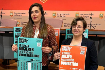 Andrea Ballesteros y Consuelo Rojo presentan los carteles de la campaña contra la explotación sexual que lleva por lema 'Truco o trato'.
