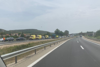 en la imagen se aprecia el helicóptero posado sobre la autovía y las tres ambulancias movilizadas.