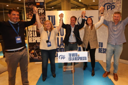 Suárez celebra con otros dirigentes del PP que han ganado las europeas en Burgos