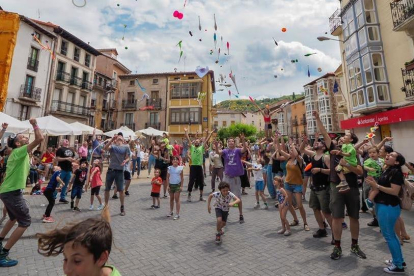 Público y artistas disfrutando en el Encuentro de Malabares de Pradoluengo.