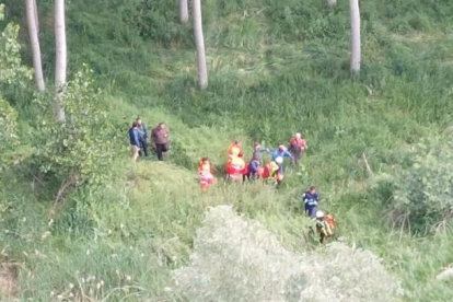 Rescate de un joven tras caerse de un árbol en San Llorente de la Vega.