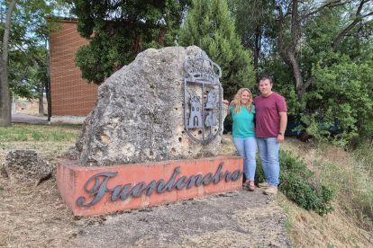 Nacho Rincón posa junto su mujer, Estefanía, en Fuentenebro