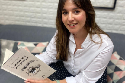 Beatriz Sanz posa con su primer poemario