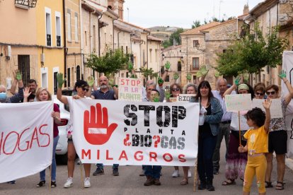 Los vecinos de Milagros forman una cadena humana contra la planta de biogás.