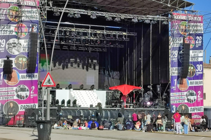 Imagen de fans apostados frente al escenario.