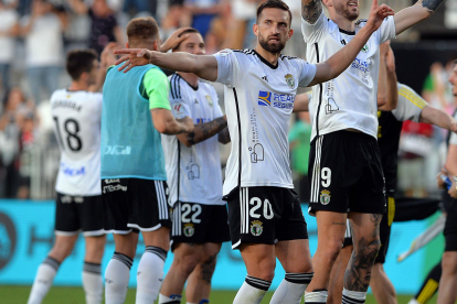 Grego Sierra saluda a la afición tras un partido con el Burgos CF.