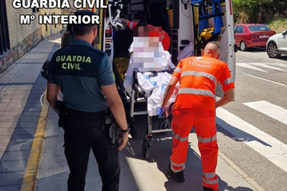 El hombre es evacuado en ambulancia.