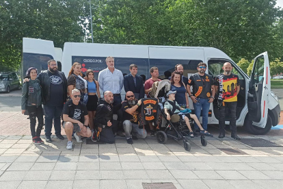 Entrega de una furgoneta medicalizada a la familia de Izhan, el joven de Miranda con parálisis cerebral.