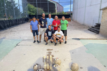 Los finalistas con Narciso (edil de Hontoria), Diego, David, Félix, Miguel, Roberto y Álvaro.