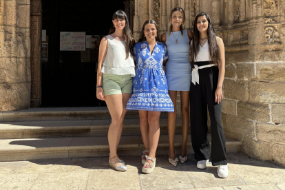 Las reinas, en el centro, junto a las damas