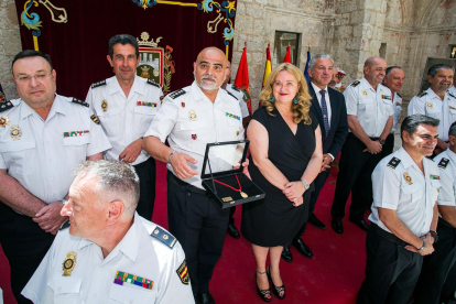 La Policía Nacional recibe la Medalla de Oro de la ciudad de Burgos.