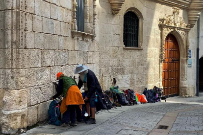 Peregrinos a las puertas del albergue municipal.