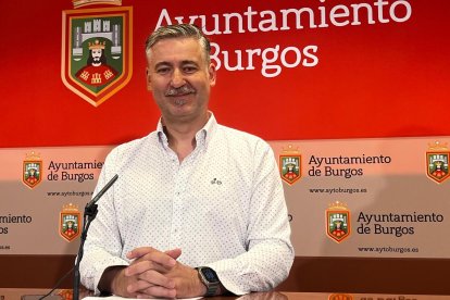 Julián Vesga (PSOE), durante su última comparecencia de prensa para hablar sobre los bonos del comercio.