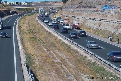 La circulación de la AP-1 está afectada por un accidente en Briviesca. En la imagen se aprecia a las asistencias en el lugar del siniestro.