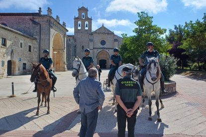 Los guardias a caballo en el monasterio de San Juan de Ortega.