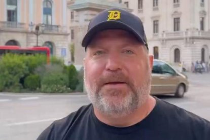 Larry Shy aparece en su último vídeo frente a la estatua del Cid.