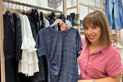 Sagrario defiende desde su tienda H2O la calidad y variedad del comercio arandino
