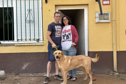 Cristina y Emilio posan en su casa junto a su perra