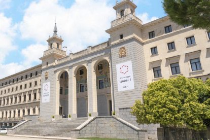Fachada de la Universidad Isabel I.
