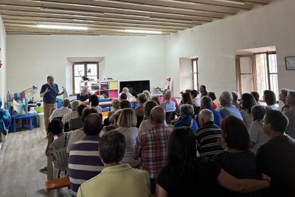 Imagen de la charla organizada en Tórtoles de Esgueva contra el parque eólico