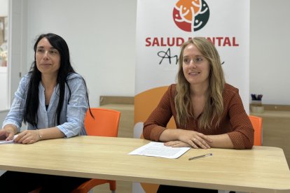 En la imagen, la psicóloga, Blanca Cuesta, con la responsable del Servicio de Apoyo Psicológico, Familiar y Mujer de Salud Mental Aranda, Alba Ortiz