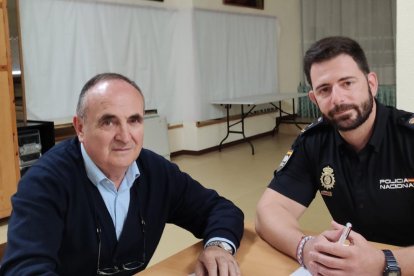 El presidente de la asociación de vecinos junto al encargado de Participación Ciudadana de la Policía Nacional de Aranda
