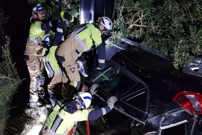 Los bomberos de Burgos, tratando de estabilizar el vehículo siniestrado en el que viajaba Luis Antonio.