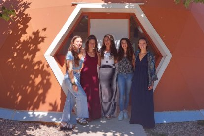 El equipo docente de Magea celebra los 10 años de existencia de la escuela.
