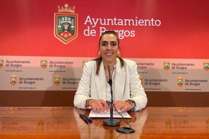 Andrea Ballesteros, en la rueda de prensa para presentar la proposición al Pleno que defenderá el PP.