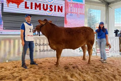 Aitor Sainz Maza, junto a Ana, su mujer, en la última edición de la feria Salamaq tras hacerse con uno de los galardones.