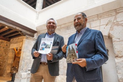 El concejal de Turismo, Carlos Niño, junto a Jesús Cirujano, de Aspanias, en el Palacio de Castilfalé, que acogerá visitas guiadas inclusivas.